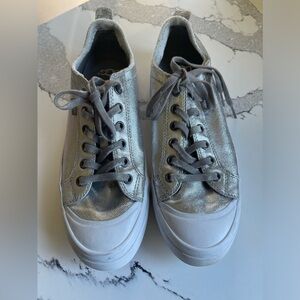 UGG Women's Aries Metallic
Sneaker SHOES SILVER METALLIC size 7